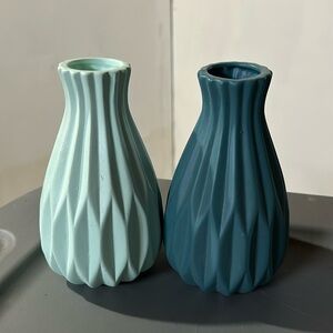 2 blue decorative vases